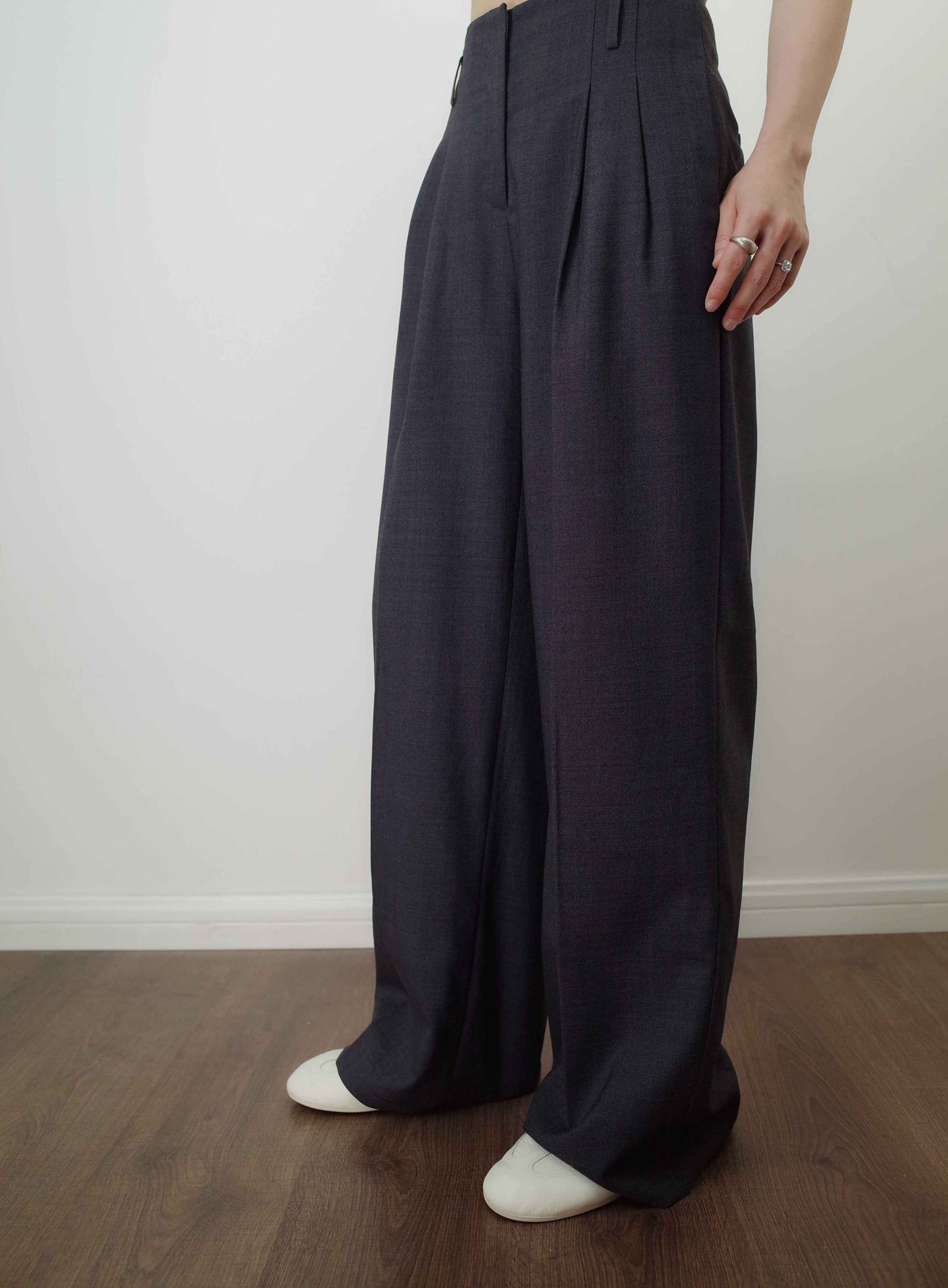 LIV WOOL BLEND TUCK STRAIGHT PANTS